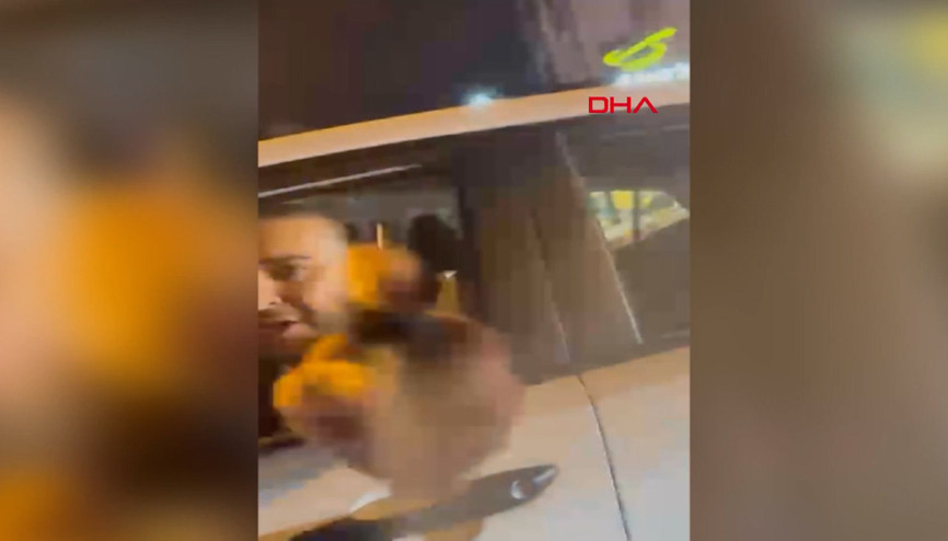 Sürücünün trafikte yol verme kavgasında biber gazı sıktığı anlar kamerada Sürücünün trafikte yol verme kavgasında biber gazı sıktığı anlar kamerada