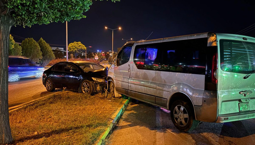 Sivas’ta minibüs ile otomobil çarpıştı: 3’ü futbolcu 5 kişi yaralandı