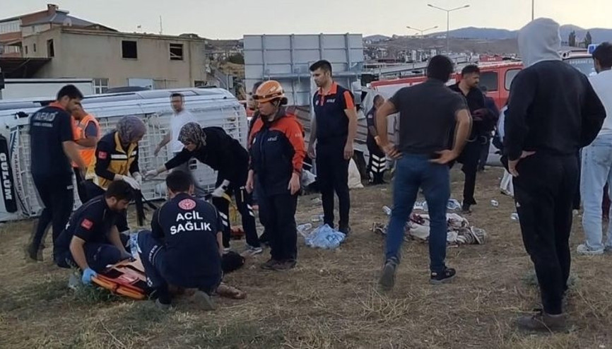 Tarım işçilerini taşıyan minibüs, otomobille çarpıştı: 20 yaralı