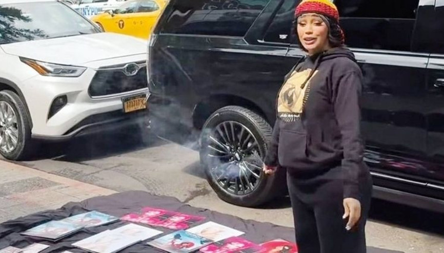 Cardi B şov yaptı… Yeni albümünü metroda sattı