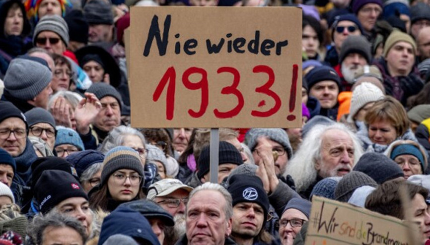 AfD koşar adım geliyor