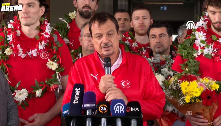 Avrupa ikincisi 12 Dev Adam yurda döndü Ergin Ataman gözyaşlarını tutamadı