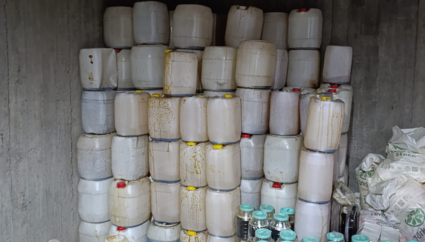 Ağrıda 5 ton 709 kilogram etiketsiz pekmez ele geçirildi Ağrıda 5 ton 709 kilogram etiketsiz pekmez ele geçirildi