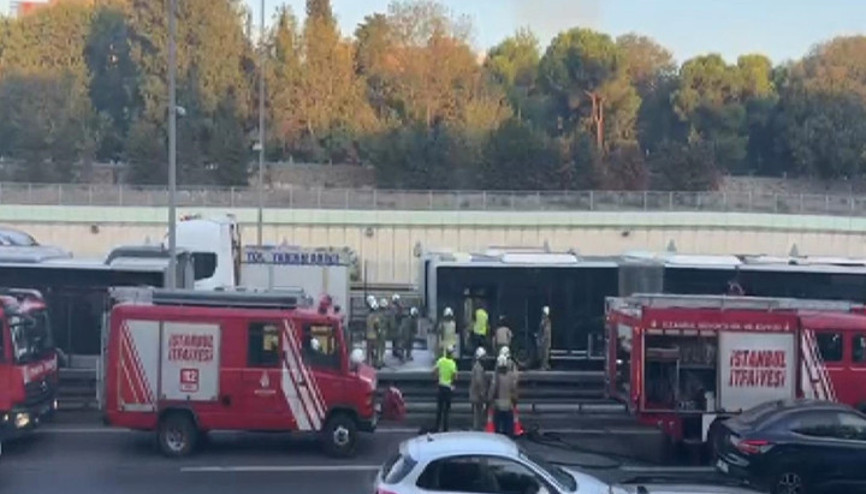 Bayrampaşada metrobüs yangını