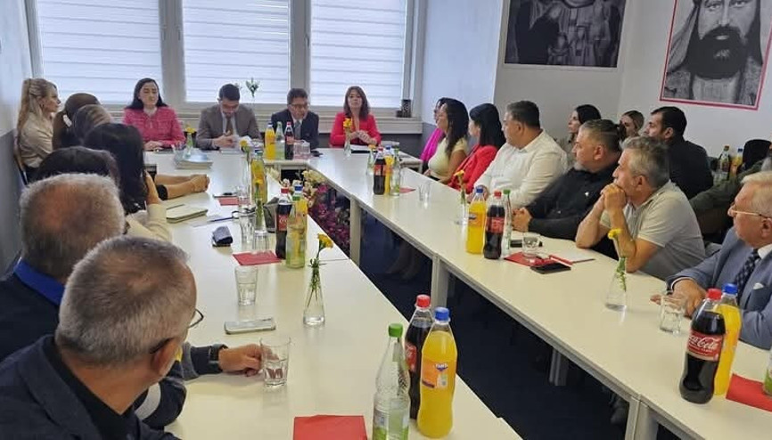 Augsburg’da Sivil Toplum Kuruluşlarıyla Eşgüdüm ve Bilgilendirme Toplantısı Augsburg’da Sivil Toplum Kuruluşlarıyla Eşgüdüm ve Bilgilendirme Toplantısı