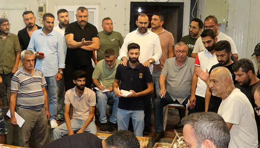 Sabah 05.00te gelip satın alıyorlar Hem taze hem çok ucuz... Dışarıdaki 1 kilo fiyatına burada 1 kasa alınabiliyor Sabah 05.00te gelip satın alıyorlar Hem taze hem çok ucuz... Dışarıdaki 1 kilo fiyatına burada 1 kasa alınabiliyor