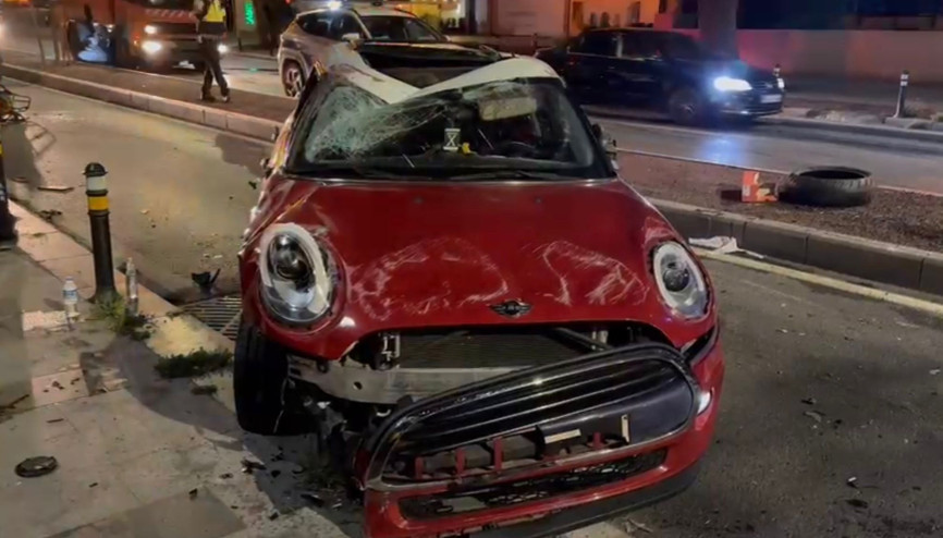 İstanbul - Kadıköy’de ağaca çarpan otomobil takla attı: 2 yaralı İstanbul - Kadıköy’de ağaca çarpan otomobil takla attı: 2 yaralı