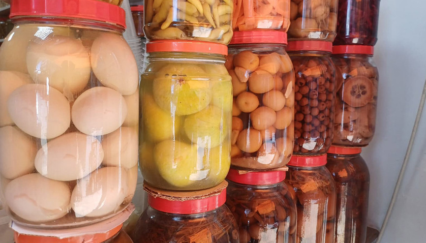 Turşu tezgahta satışta