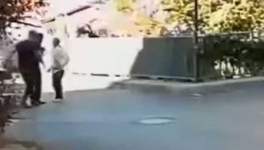 Ümraniyede iddiaya göre trafikte tartıştıkları kişiyi dövmek için gelip annesini darbettiler