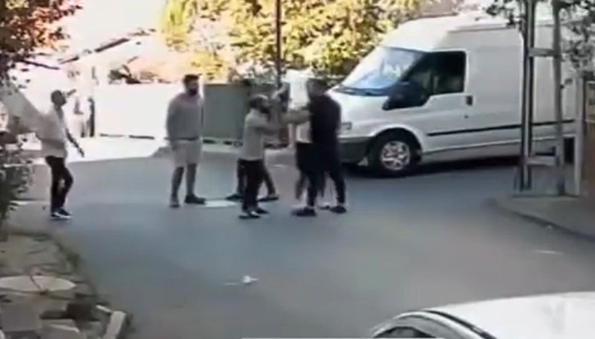 Trafikte tartıştıkları kişiyi dövmek için ev basıp annesine saldırdılar: Çocuğumun yanında bıçak çekip darbettiler