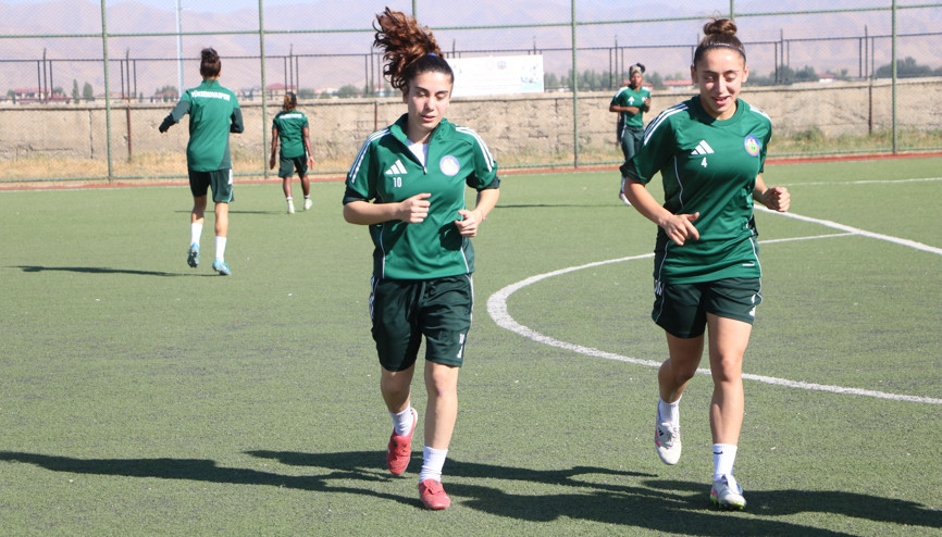 Yüksekova Kadın Futbol Takımı, Kadınlar Süper Ligindeki ilk maçına hazırlanıyor Yüksekova Kadın Futbol Takımı, Kadınlar Süper Ligindeki ilk maçına hazırlanıyor