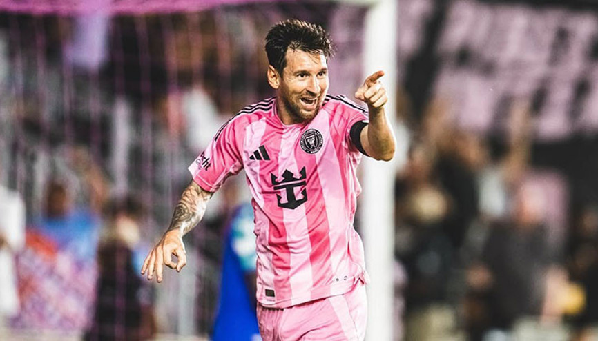 Lionel Messi imzayı atıyor