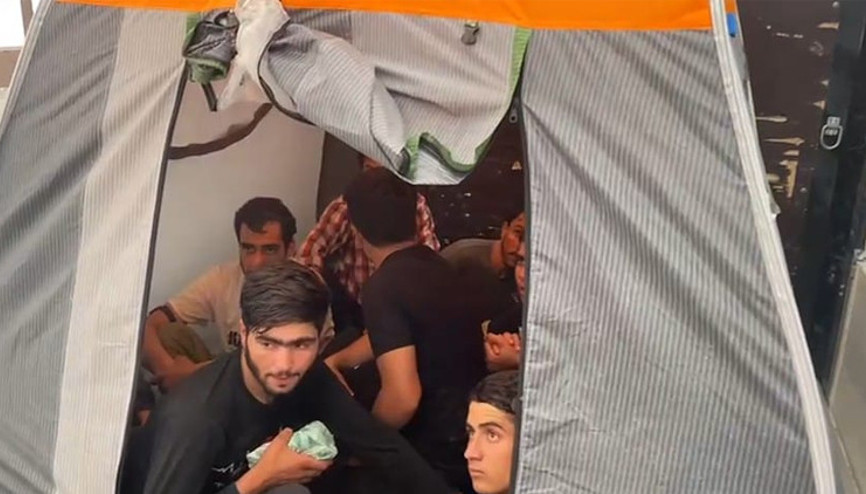 TIR’ın dorsesindeki kamp çadırlarından 17 kaçak göçmen çıktı