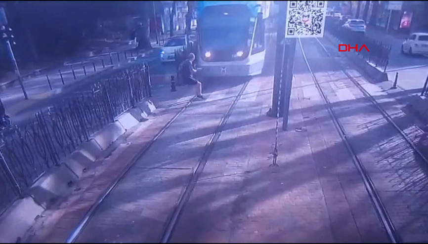 Beyoğlunda tramvayın yayaya çarptığı anlar kamerada