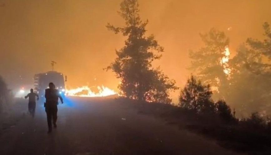 Antalya ve Muğlada orman yangını... Müdahale sürüyor, yerleşim yerleri tahliye edildi