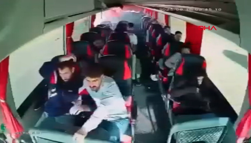 Yolcu otobüsünün tali yoldan çıkan kamyonete çarptığı kaza kamerada