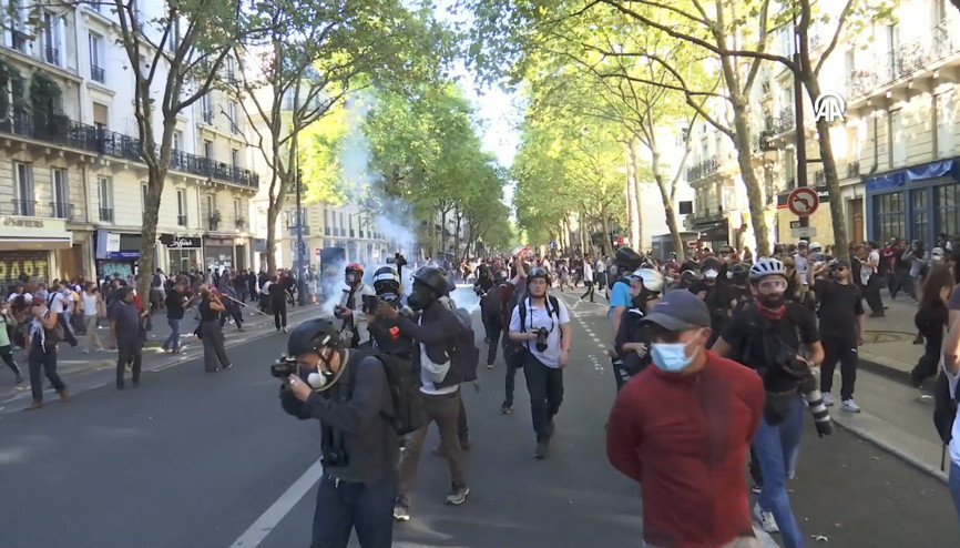 Fransada iktidarın bütçe politikalarına karşı protesto gösterisine polis müdahalesi