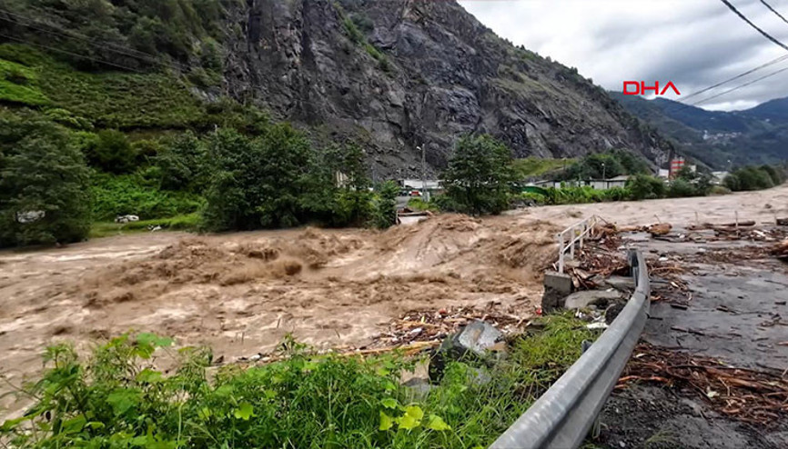 Rizede etkili olan yağış, sel ve heyelana neden oldu