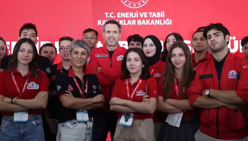 Bakan Bayraktar gençlerle buluştu: Geleceğin enerjisi gençlerin elinde