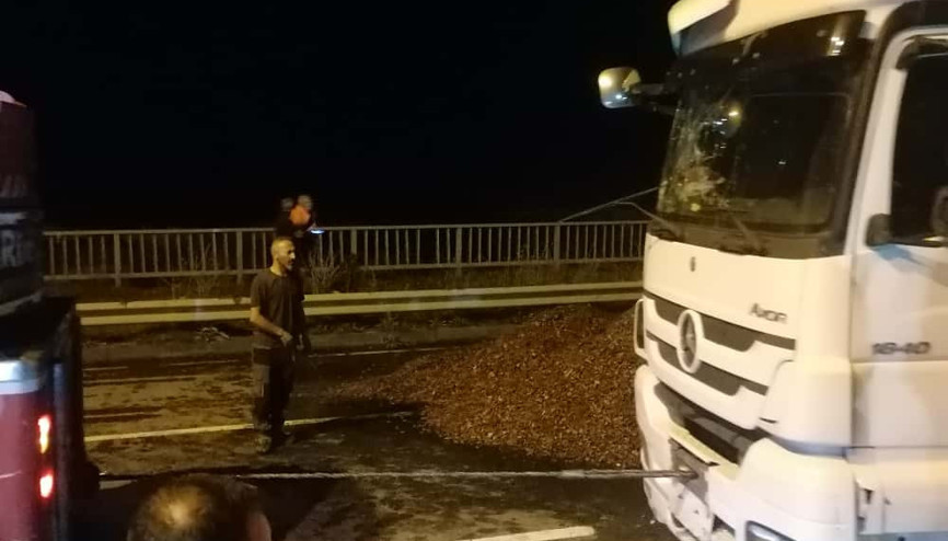 Karadeniz Sahil Yolu’nda TIR devrildi: 2 yaralı Karadeniz Sahil Yolu’nda TIR devrildi: 2 yaralı