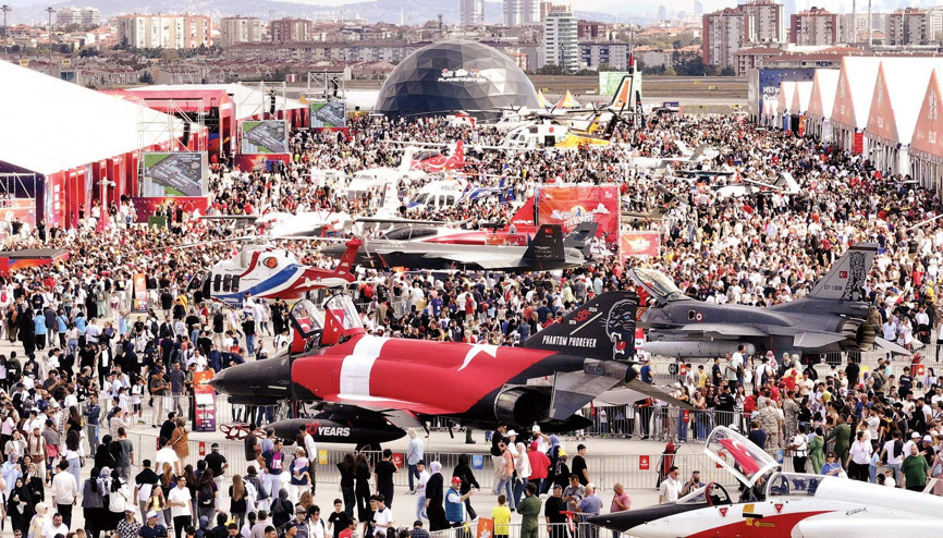 TEKNOFEST’e miniklerden büyük ilgi... Kedisini oyuncağını alan geldi