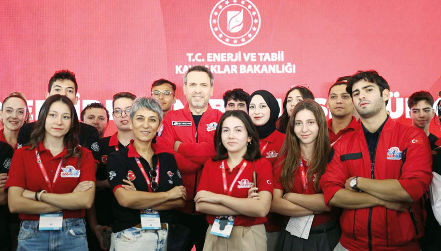 Bakan Bayraktar gençlikle buluştu