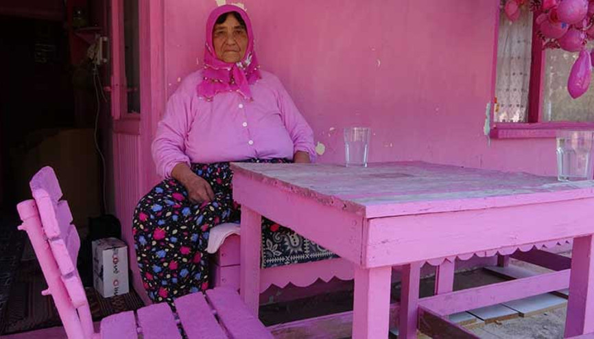 Pembe renk tutkusuyla tanınmıştı... Barbie Teyze pembe evine mahkum kaldı