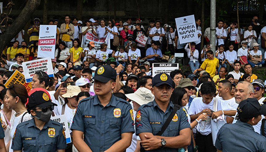 Filipinlerde on binlerce insan protesto yürüyüşü düzenledi