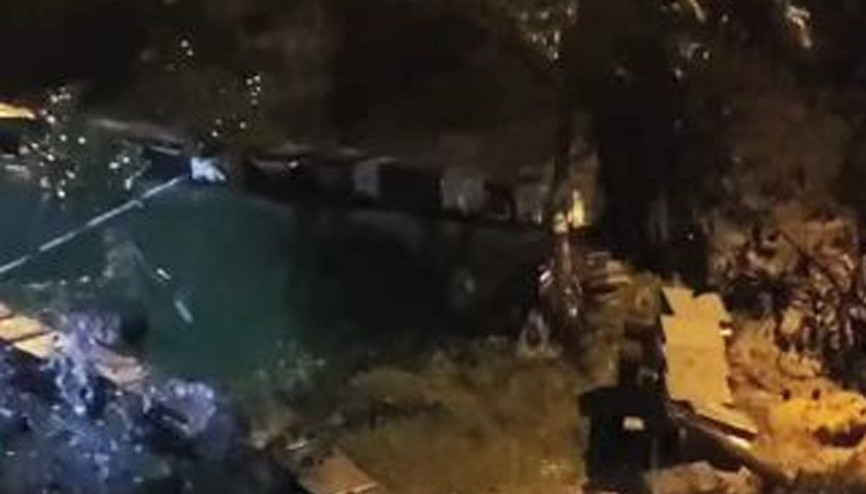 Artvinin Borçka ilçesinde arı kovanları gece sel suları ve heyelana kapıldı