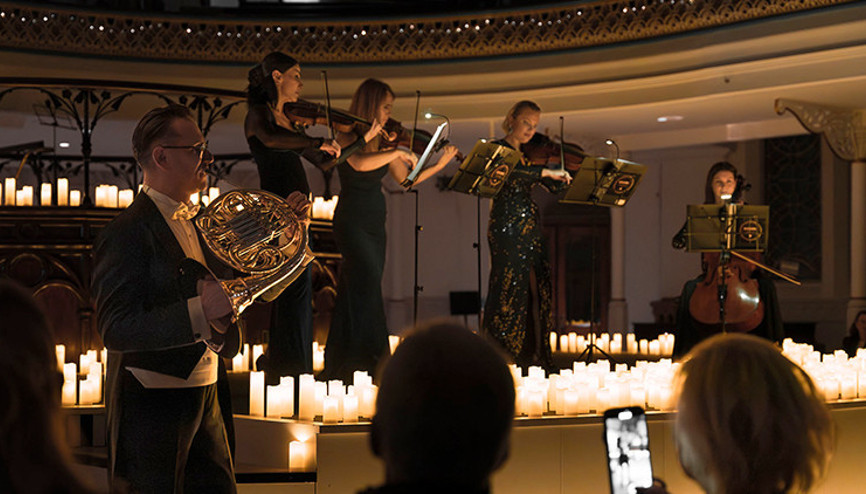 Londra’da sanatseverler Westminster Chapel’de mumlar arasında klasik müziğin büyüsüyle buluştu
