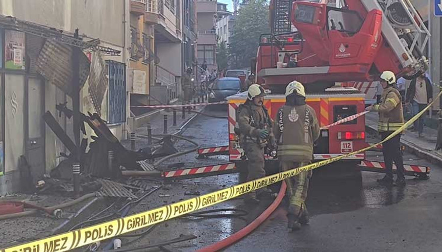 Üsküdar’da 2 katlı binanın çatısında yangın: Bitişikteki binaya sıçradı