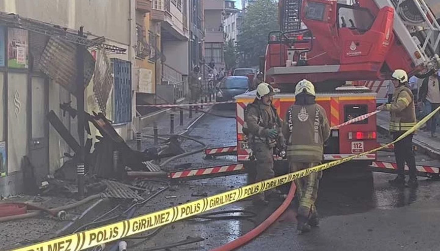 Üsküdar’da 2 katlı binanın çatısında yangın: Bitişikteki binaya sıçradı