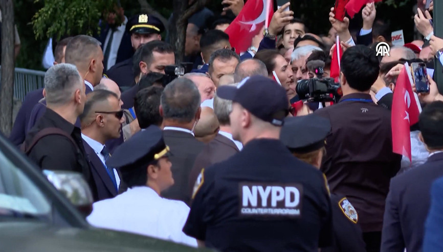 Cumhurbaşkanı Erdoğan, ABDdeki Türkevine girişinde sevgi gösterileriyle karşılandı