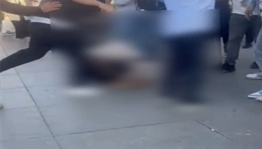 Bakırköyde 16 yaşındaki kız çocuğunun fotoğraflarını çeken şüpheliyi çevredekiler darbetti