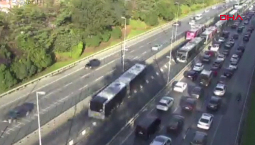 Kadıköyde 2 metrobüs çarpıştı