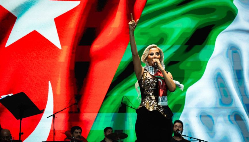 Şarkıcı Maral, Bingölde sahneye çıktı Şarkıcı Maral, Bingölde sahneye çıktı