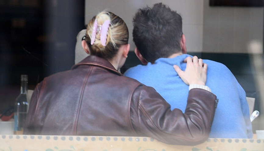 Ortada ne nişan var ne düğün… Ünlü çift yine de çok mutlu… ‘Evliliğe gerek yok, bizim geleceğimiz birlikte yazıldı’