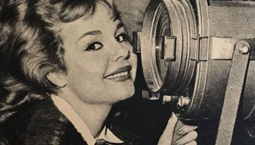 Yeşilçamın yıldızı saçlarını mahalle kuaföründe taratırdı... Öyle çok sevilirdi ki kapıdan içeri girince ayağa kalkıp Muhterem annemiz gelmiş derlerdi… Geride hüzünlü hayatı ve hoş sedası kaldı