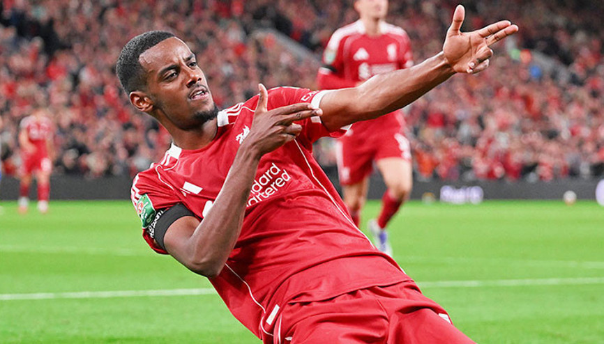 Isak hesabı açtı, Liverpool üst tura yükseldi Ekitikeden ilginç kırmızı