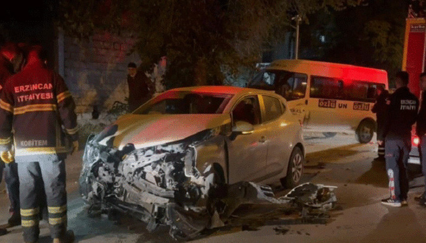 Erzincanda minibüs ile otomobil çarpıştı