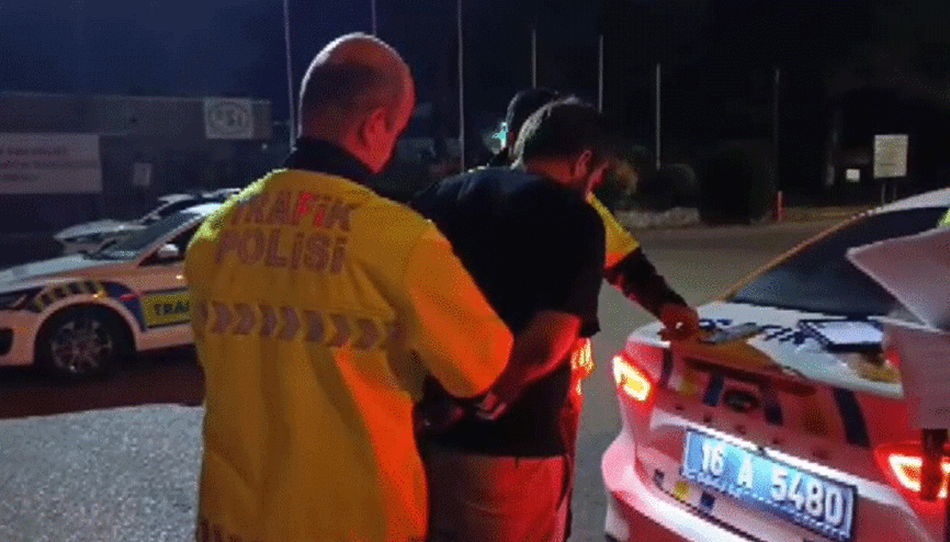 Aranması olan şüpheli polisin dikkati sayesinde yakalandı Kardeşinin kimliğini vererek kurtulmaya çalıştı