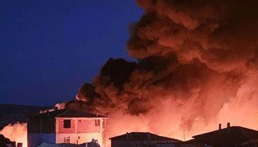 Hurdalıkta çıkan yangın, rüzgarın etkisiyle 2 eve sıçradı