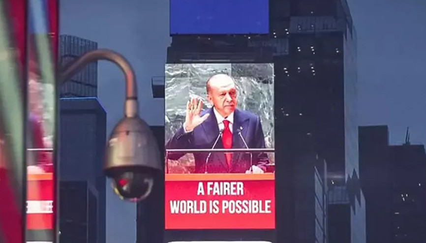 Cumhurbaşkanı Erdoğan’ın sözü Times Meydanındaki ekranlara yansıtıldı: Daha adil bir dünya mümkün