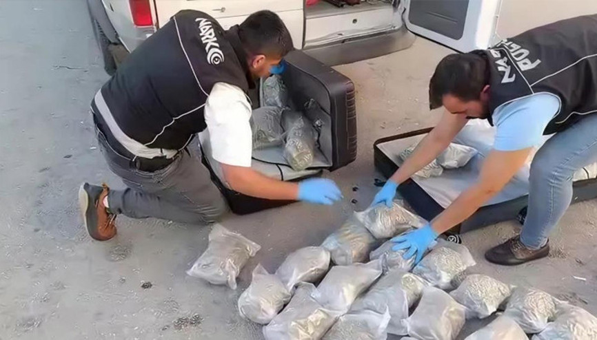 Mersinde dronla takip edilen minibüsten 35 kilo uyuşturucu çıktı