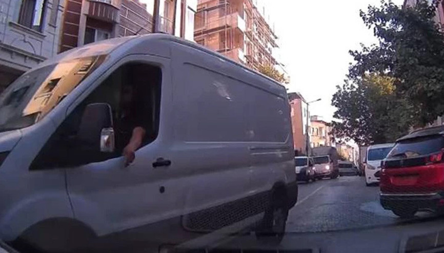 Ters yönden geldi, polis çağır diyerek tepki gösterdi