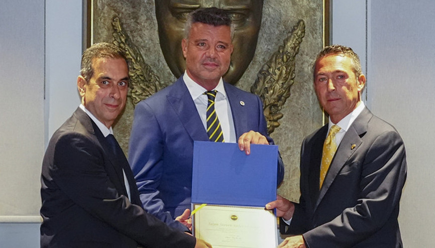 Fenerbahçede başkanlığa seçilen Sadettin Saran mazbatasını aldı