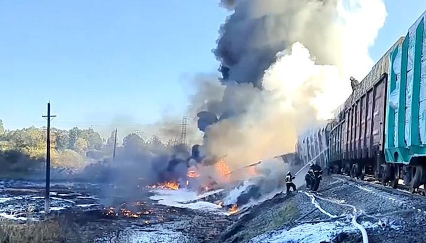 Tren ile kamyon çarpıştı: Yangın çıktı