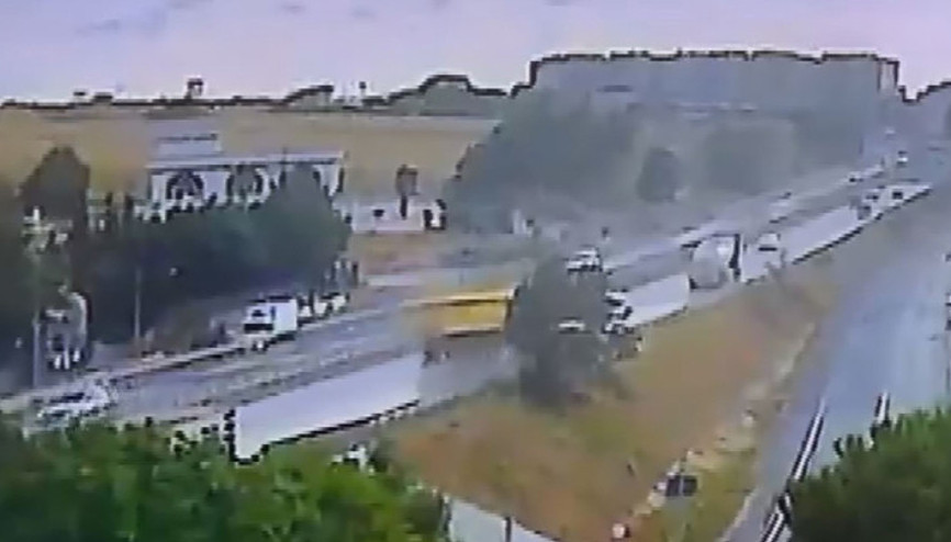 Büyükçekmece D-100 karayolunda hafriyat kamyonu devrildi Yol trafiğe kapatıldı