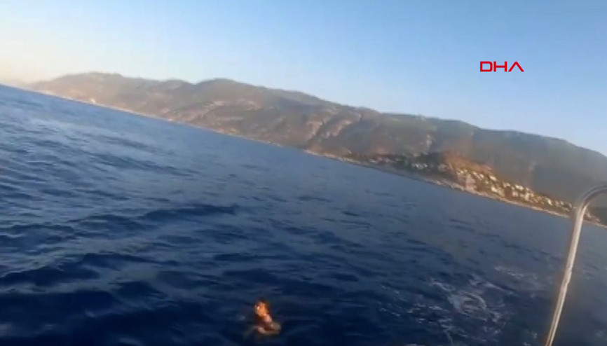 Yüzerek Yunan adasına kaçmaya çalışan firari yakalandı