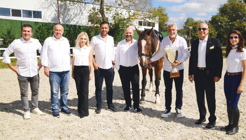 Engelliler yararına binicilik yarışı